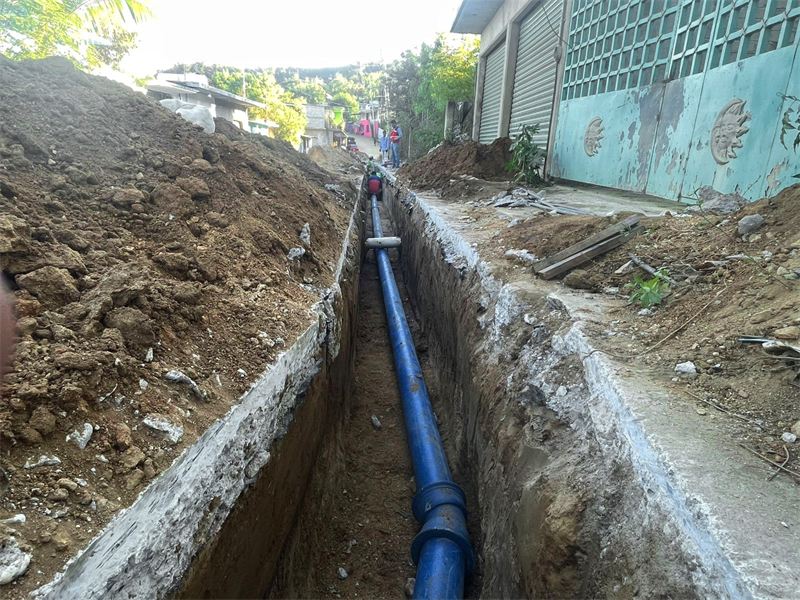 Línea de agua potable en Acapulco